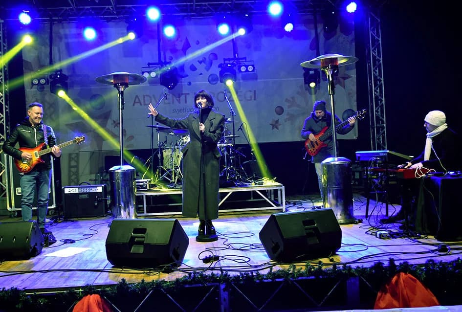 ODRŽAN KONCERT VESEN PISAROVIĆ U NJENOJ RODNOJ POŽEGI: Prisutne bacila „dolje na koljena“