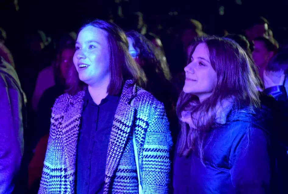 ODRŽAN KONCERT VESEN PISAROVIĆ U NJENOJ RODNOJ POŽEGI: Prisutne bacila „dolje na koljena“