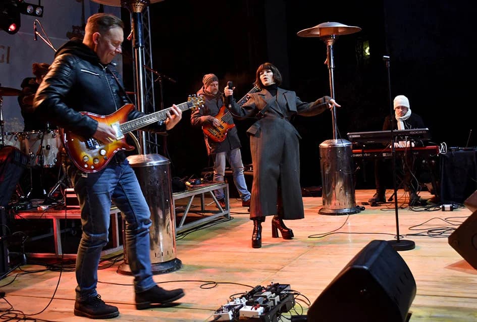 ODRŽAN KONCERT VESEN PISAROVIĆ U NJENOJ RODNOJ POŽEGI: Prisutne bacila „dolje na koljena“