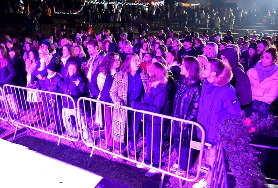 ODRŽAN KONCERT VESEN PISAROVIĆ U NJENOJ RODNOJ POŽEGI: Prisutne bacila „dolje na koljena“