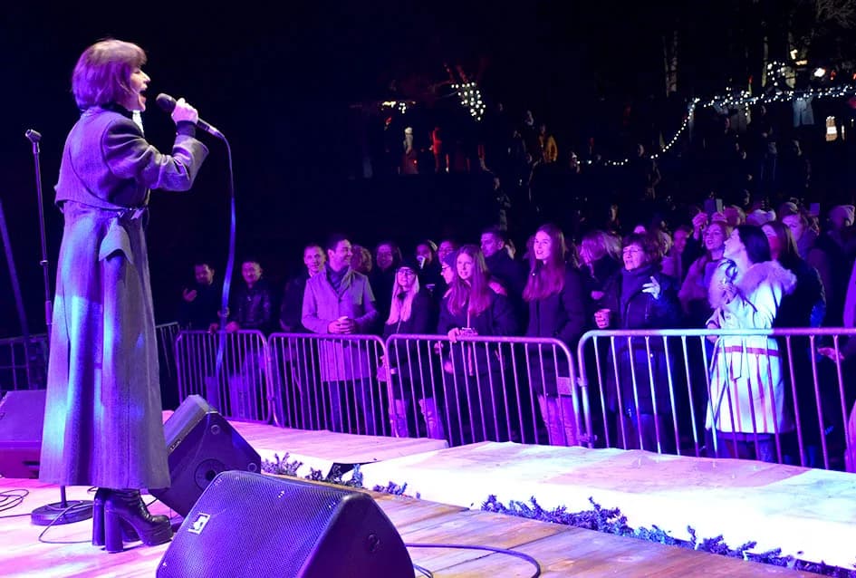 ODRŽAN KONCERT VESEN PISAROVIĆ U NJENOJ RODNOJ POŽEGI: Prisutne bacila „dolje na koljena“