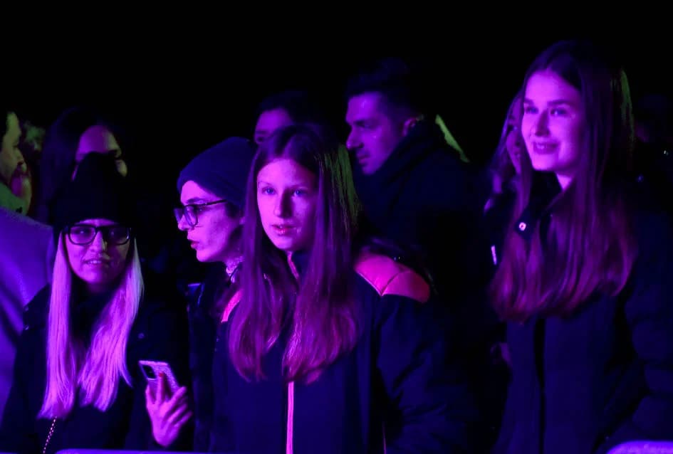 ODRŽAN KONCERT VESEN PISAROVIĆ U NJENOJ RODNOJ POŽEGI: Prisutne bacila „dolje na koljena“