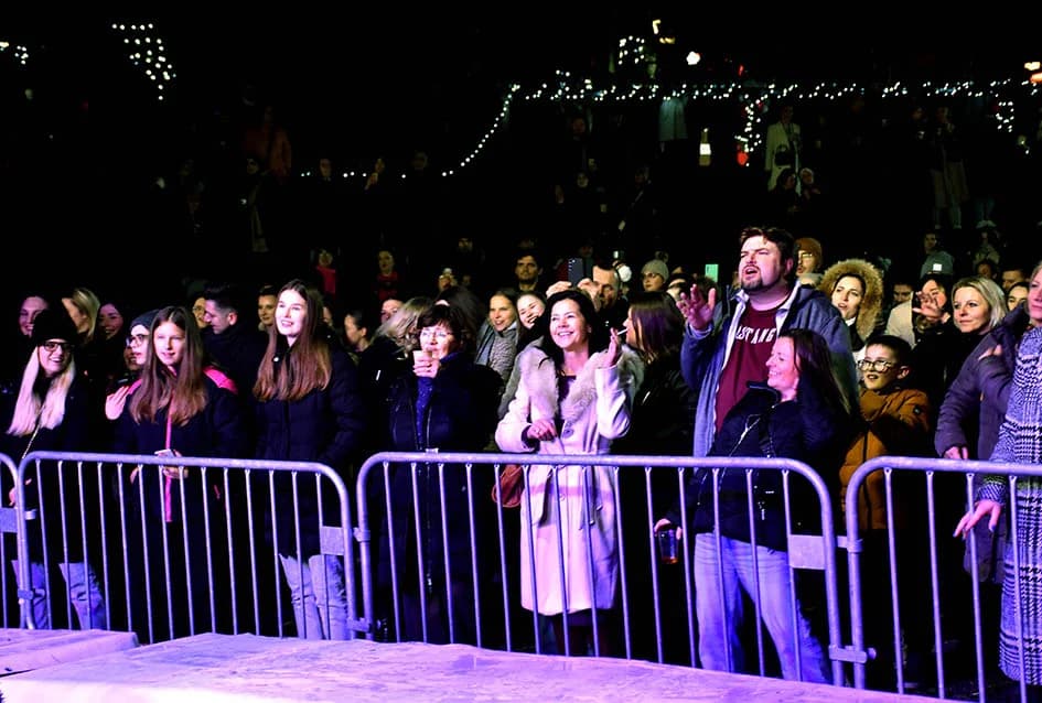 ODRŽAN KONCERT VESEN PISAROVIĆ U NJENOJ RODNOJ POŽEGI: Prisutne bacila „dolje na koljena“