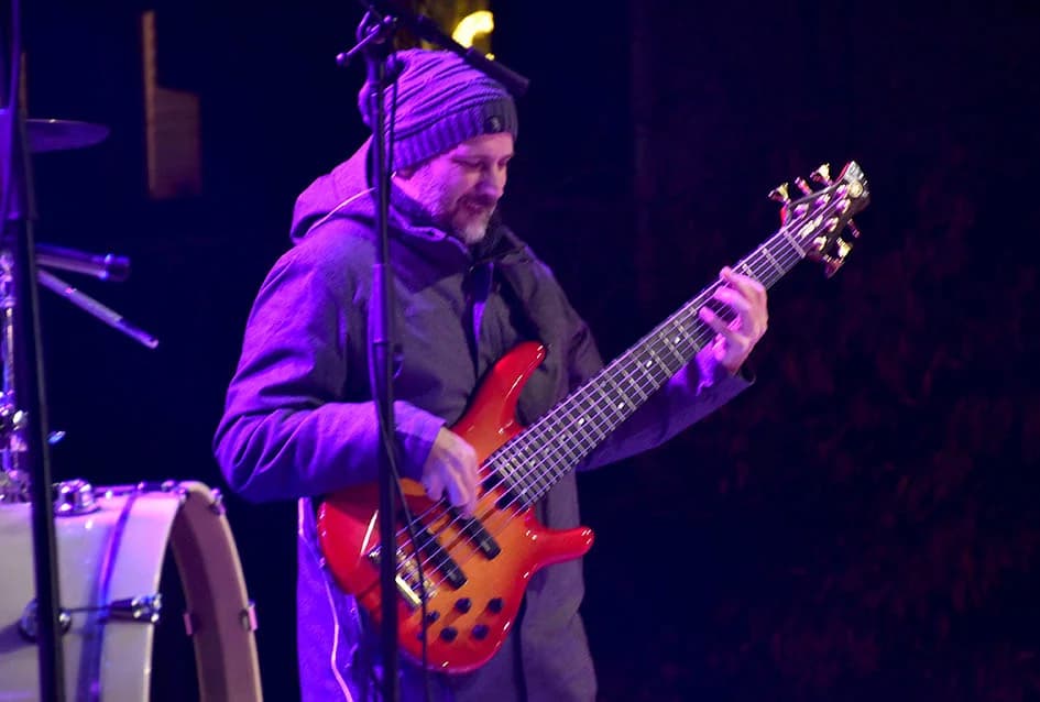 ODRŽAN KONCERT VESEN PISAROVIĆ U NJENOJ RODNOJ POŽEGI: Prisutne bacila „dolje na koljena“