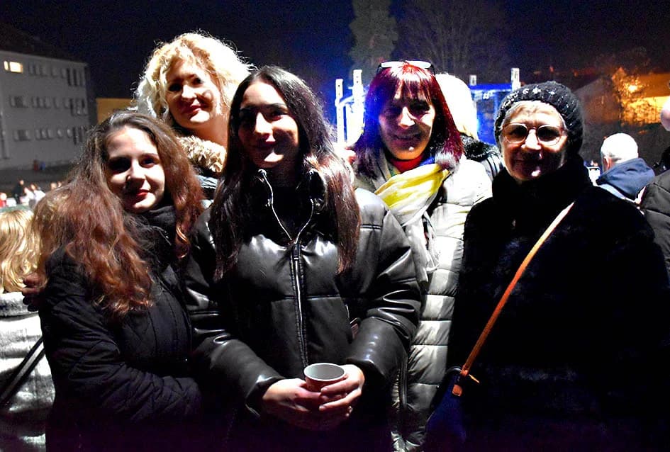 ODRŽAN KONCERT VESEN PISAROVIĆ U NJENOJ RODNOJ POŽEGI: Prisutne bacila „dolje na koljena“