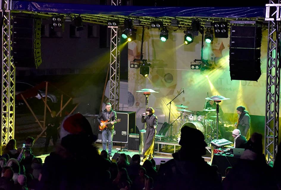 ODRŽAN KONCERT VESEN PISAROVIĆ U NJENOJ RODNOJ POŽEGI: Prisutne bacila „dolje na koljena“