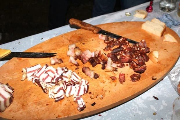 Vatrogasaci i Tamburaški sastav „Satir“ uz bogatu gastronomsku ponudu u Bećarskom šoru
