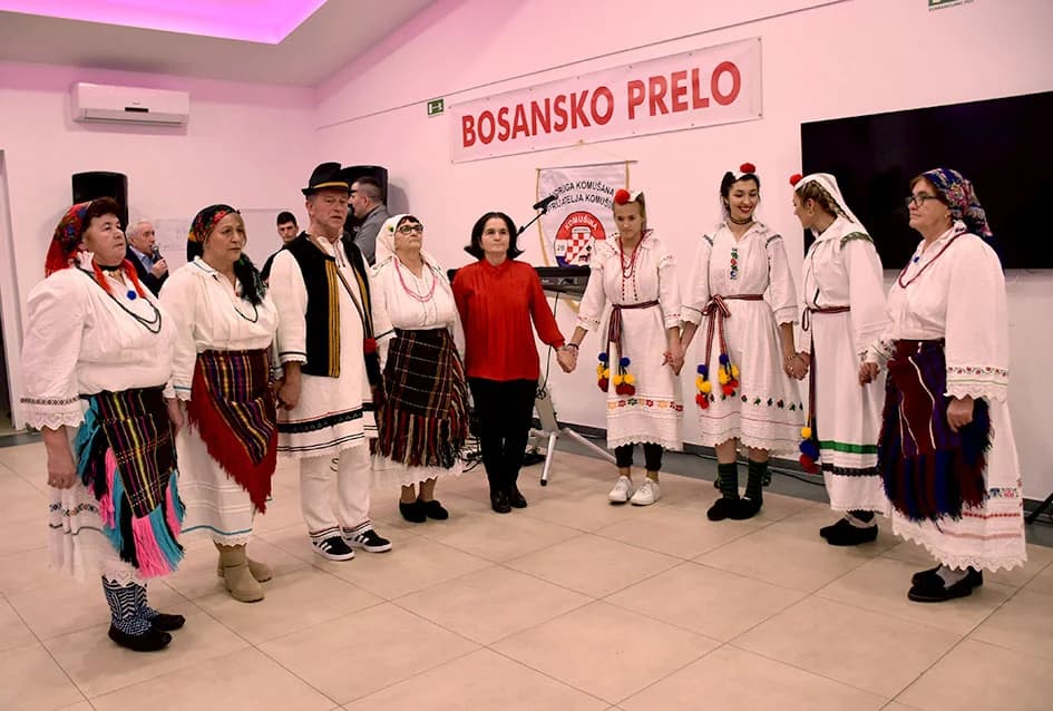 BOSANSKO PRELO: Zvuci šargije i vesela kola Posavljaka i Komušana čuvaju običaje starog kraja