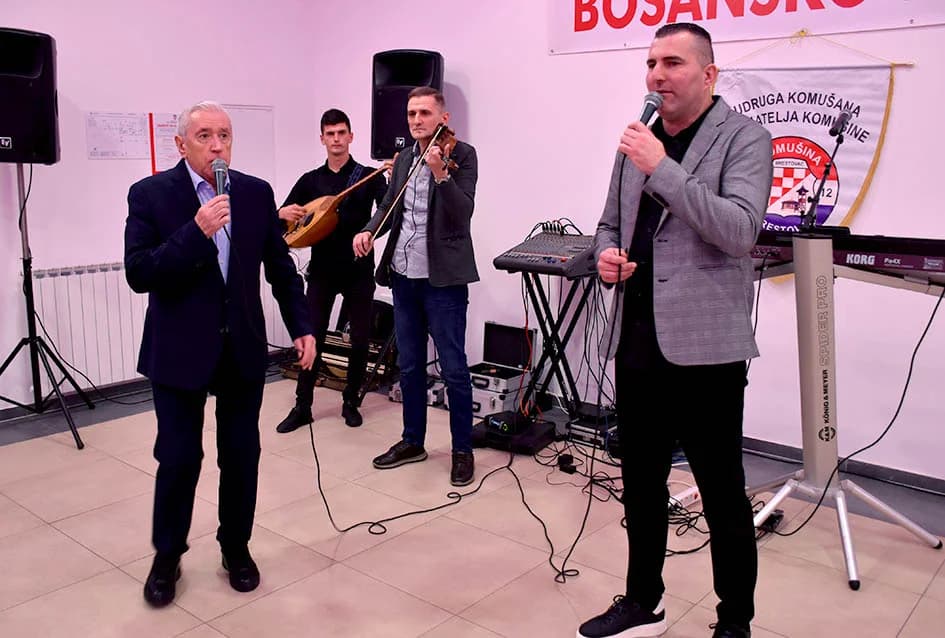 BOSANSKO PRELO: Zvuci šargije i vesela kola Posavljaka i Komušana čuvaju običaje starog kraja