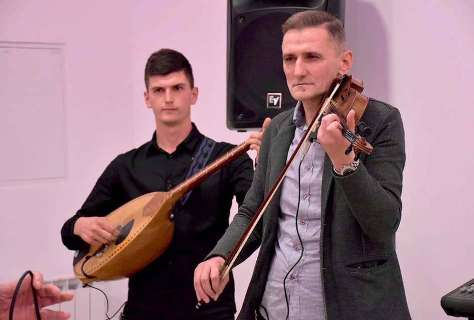 BOSANSKO PRELO: Zvuci šargije i vesela kola Posavljaka i Komušana čuvaju običaje starog kraja