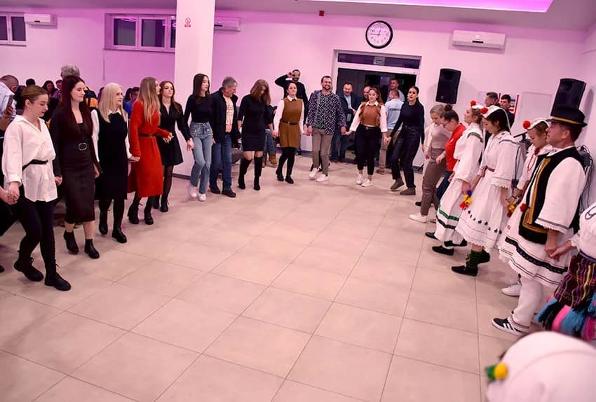 BOSANSKO PRELO: Zvuci šargije i vesela kola Posavljaka i Komušana čuvaju običaje starog kraja