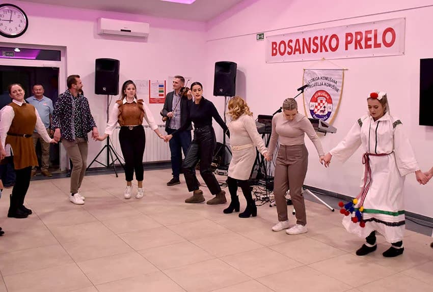 BOSANSKO PRELO: Zvuci šargije i vesela kola Posavljaka i Komušana čuvaju običaje starog kraja