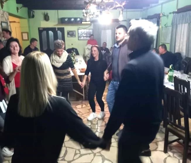 Veselo druženje uz večeru, pjesmu i ples mještana ʼBrđanske uliceʼ u Pleternici