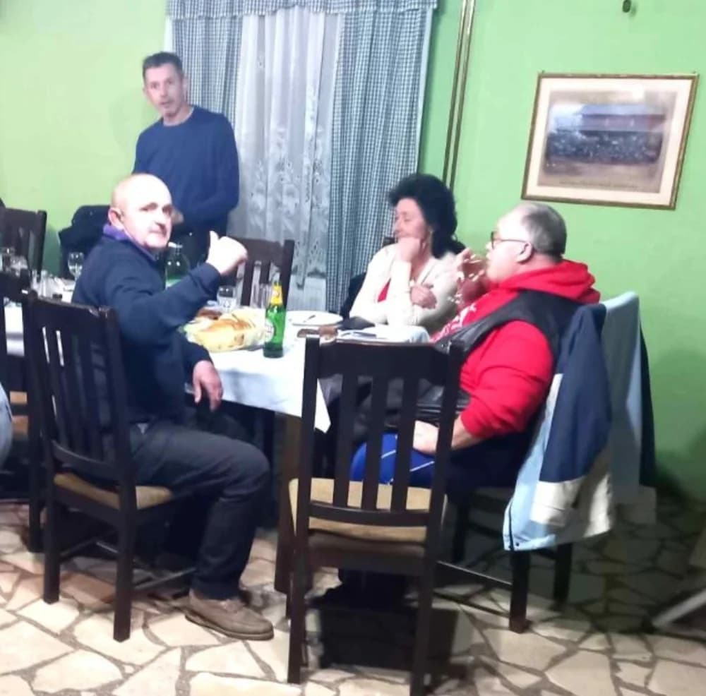 Veselo druženje uz večeru, pjesmu i ples mještana ʼBrđanske uliceʼ u Pleternici