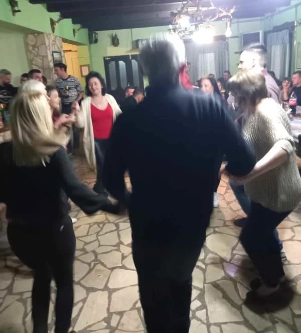 Veselo druženje uz večeru, pjesmu i ples mještana ʼBrđanske uliceʼ u Pleternici
