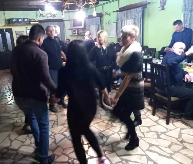Veselo druženje uz večeru, pjesmu i ples mještana ʼBrđanske uliceʼ u Pleternici
