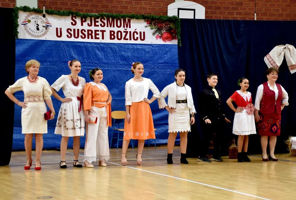ETNO MODNI DIZAJNER NADA GRGIĆ IZ BRESTOVCA: Narodne nošnje inspiracija