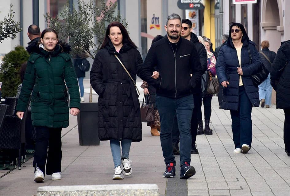 UGODNO VRIJEME IZMAMILO POŽEŽANE U NA TERASE KAFIĆA: ʼLijepe žene prolaze kroz gradʼ