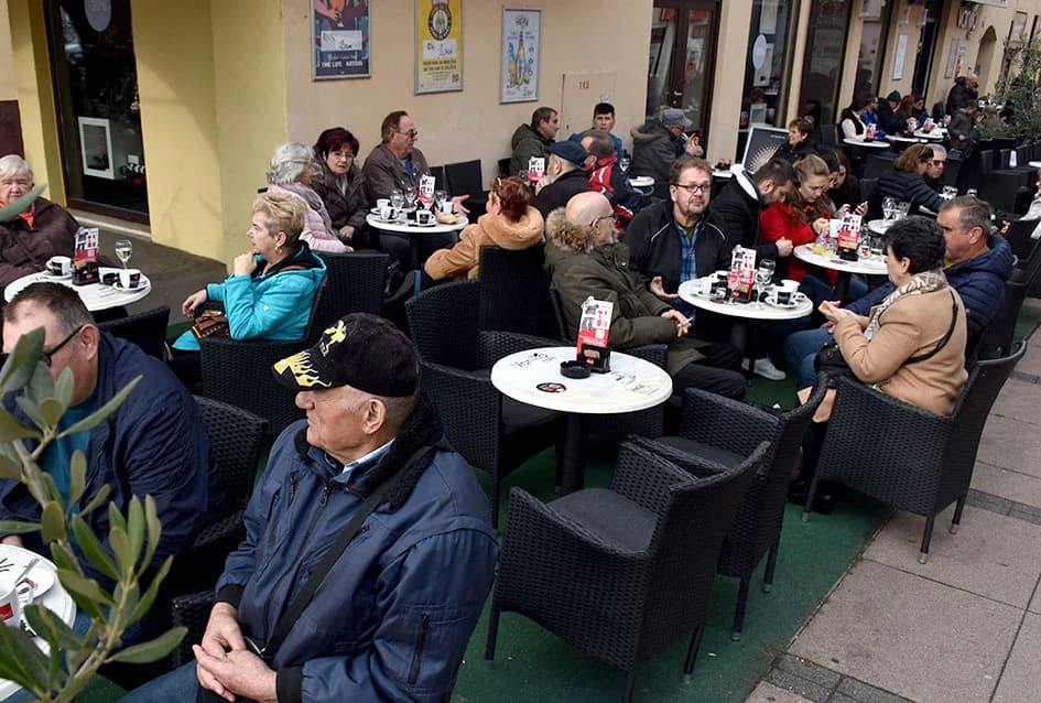 UGODNO VRIJEME IZMAMILO POŽEŽANE U NA TERASE KAFIĆA: ʼLijepe žene prolaze kroz gradʼ