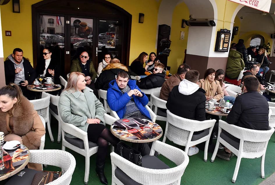 UGODNO VRIJEME IZMAMILO POŽEŽANE U NA TERASE KAFIĆA: ʼLijepe žene prolaze kroz gradʼ