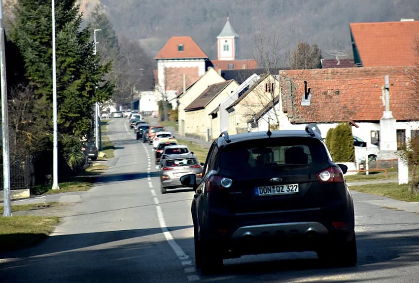 STARA GODINA ISPRAĆENA U NINOINOJ ČAROBNOJ SHHUMI U VELIKOJ: U podne Giuliano okupljene uveo u Novu godinu