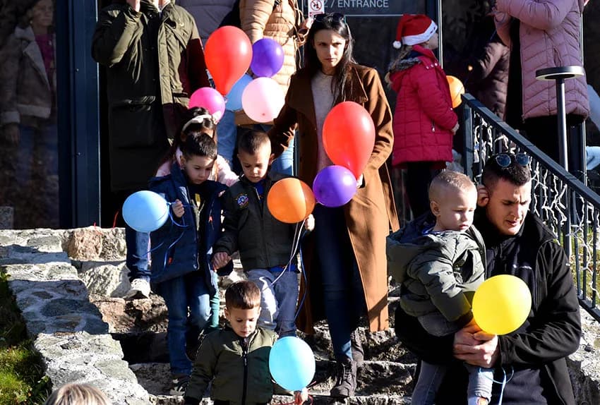 STARA GODINA ISPRAĆENA U NINOINOJ ČAROBNOJ SHHUMI U VELIKOJ: U podne Giuliano okupljene uveo u Novu godinu