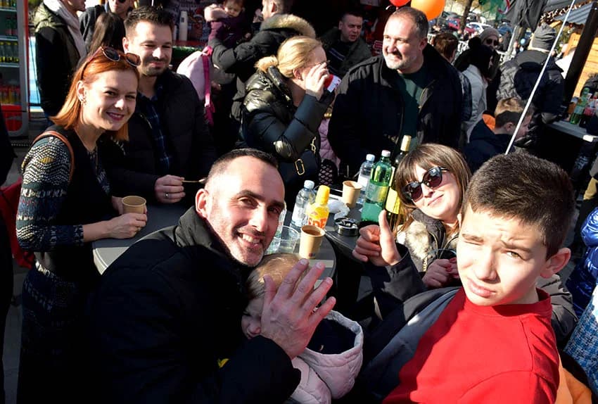 STARA GODINA ISPRAĆENA U NINOINOJ ČAROBNOJ SHHUMI U VELIKOJ: U podne Giuliano okupljene uveo u Novu godinu
