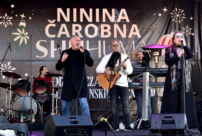 STARA GODINA ISPRAĆENA U NINOINOJ ČAROBNOJ SHHUMI U VELIKOJ: U podne Giuliano okupljene uveo u Novu godinu