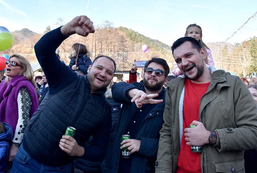 STARA GODINA ISPRAĆENA U NINOINOJ ČAROBNOJ SHHUMI U VELIKOJ: U podne Giuliano okupljene uveo u Novu godinu