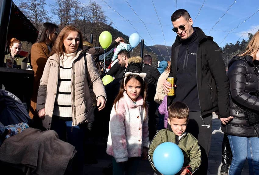 STARA GODINA ISPRAĆENA U NINOINOJ ČAROBNOJ SHHUMI U VELIKOJ: U podne Giuliano okupljene uveo u Novu godinu