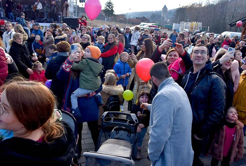 STARA GODINA ISPRAĆENA U NINOINOJ ČAROBNOJ SHHUMI U VELIKOJ: U podne Giuliano okupljene uveo u Novu godinu