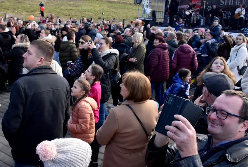 STARA GODINA ISPRAĆENA U NINOINOJ ČAROBNOJ SHHUMI U VELIKOJ: U podne Giuliano okupljene uveo u Novu godinu