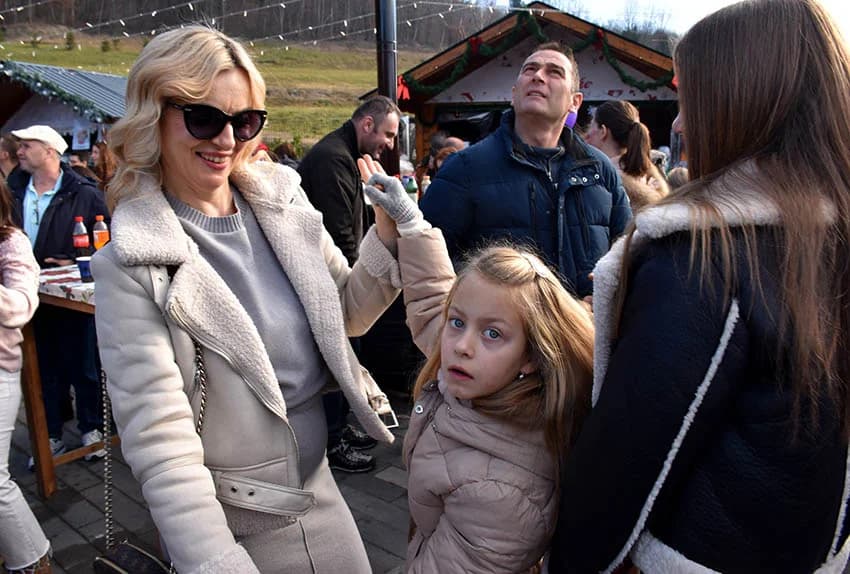 STARA GODINA ISPRAĆENA U NINOINOJ ČAROBNOJ SHHUMI U VELIKOJ: U podne Giuliano okupljene uveo u Novu godinu