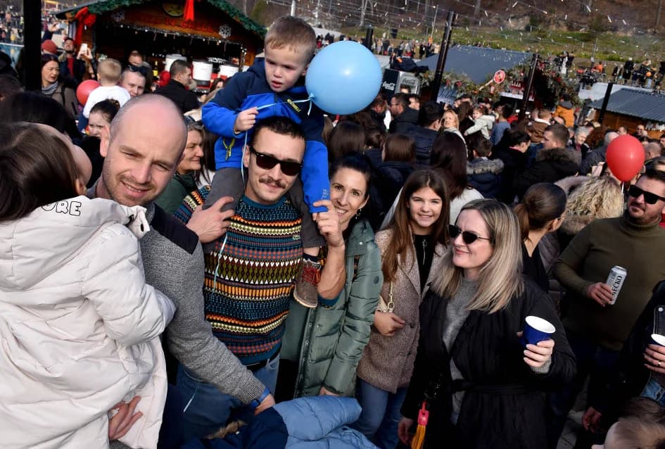STARA GODINA ISPRAĆENA U NINOINOJ ČAROBNOJ SHHUMI U VELIKOJ: U podne Giuliano okupljene uveo u Novu godinu