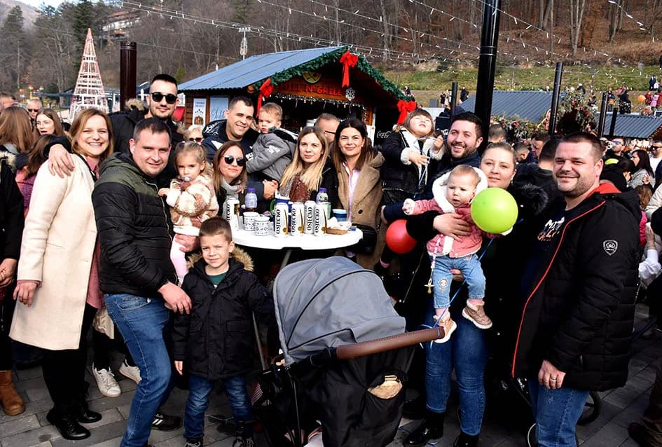 STARA GODINA ISPRAĆENA U NINOINOJ ČAROBNOJ SHHUMI U VELIKOJ: U podne Giuliano okupljene uveo u Novu godinu