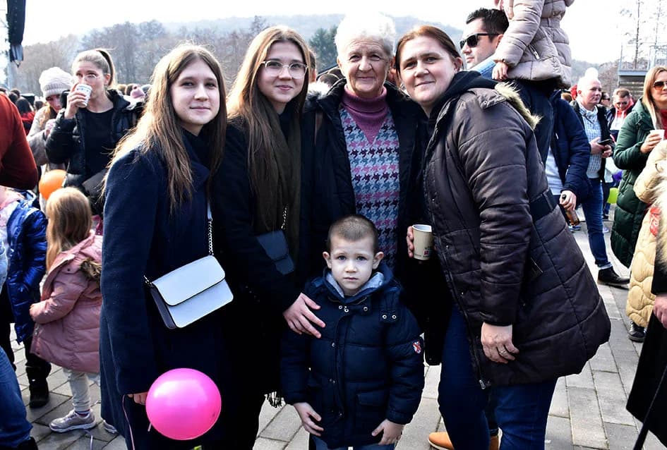 STARA GODINA ISPRAĆENA U NINOINOJ ČAROBNOJ SHHUMI U VELIKOJ: U podne Giuliano okupljene uveo u Novu godinu