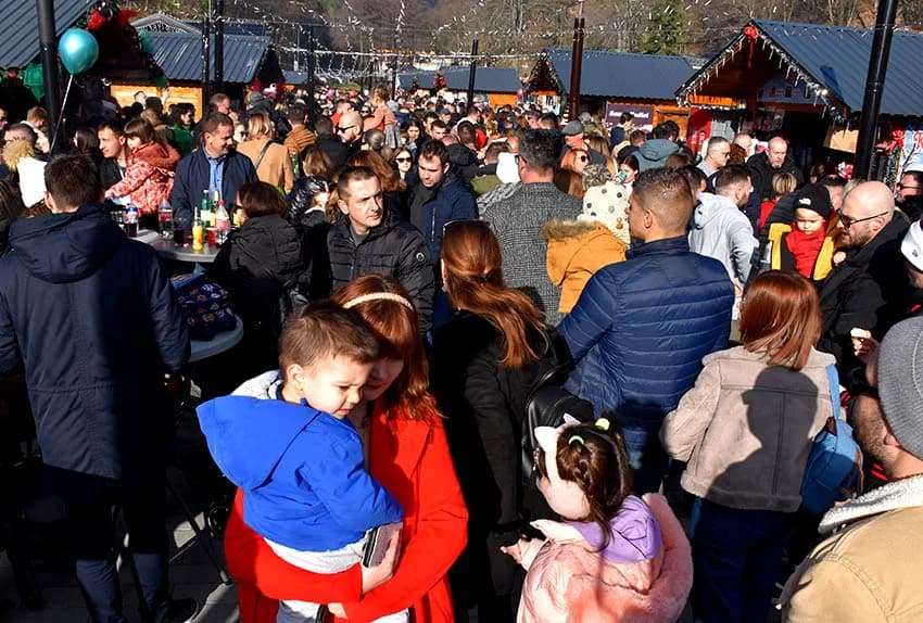 STARA GODINA ISPRAĆENA U NINOINOJ ČAROBNOJ SHHUMI U VELIKOJ: U podne Giuliano okupljene uveo u Novu godinu