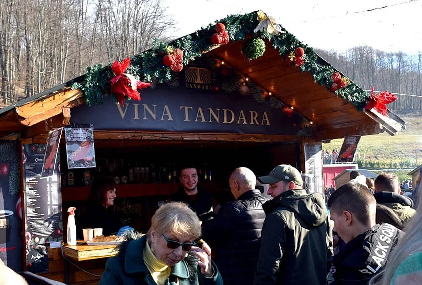 STARA GODINA ISPRAĆENA U NINOINOJ ČAROBNOJ SHHUMI U VELIKOJ: U podne Giuliano okupljene uveo u Novu godinu
