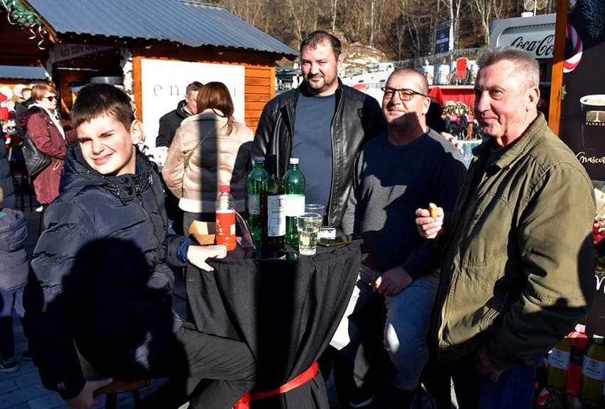 STARA GODINA ISPRAĆENA U NINOINOJ ČAROBNOJ SHHUMI U VELIKOJ: U podne Giuliano okupljene uveo u Novu godinu