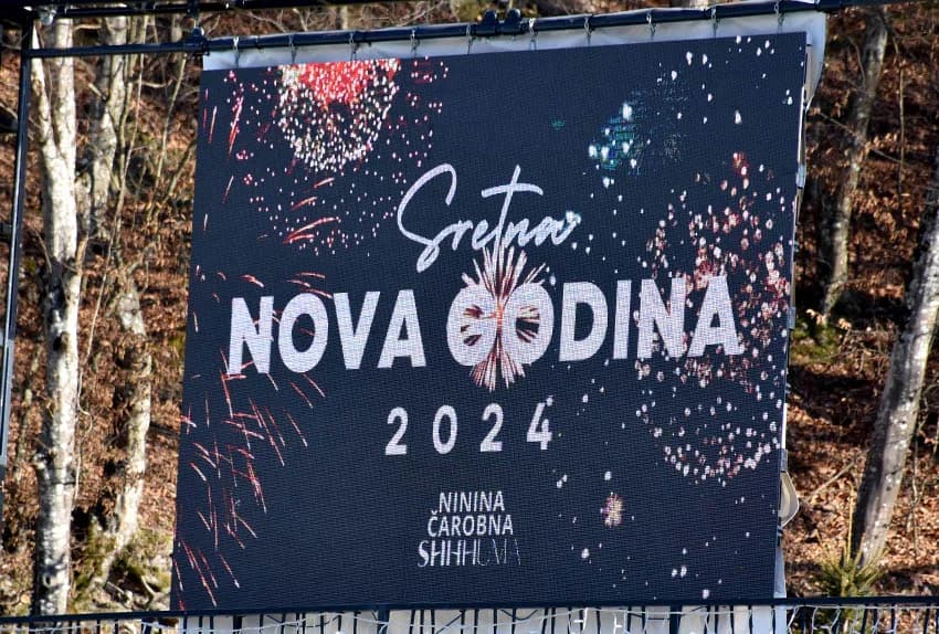 STARA GODINA ISPRAĆENA U NINOINOJ ČAROBNOJ SHHUMI U VELIKOJ: U podne Giuliano okupljene uveo u Novu godinu