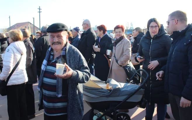 Nova godina dočekana u podne na Trgu bećarca u Pleternici uz gastro speijalitete, ispijanje šampanjca, puštanje balona dobrih želja i razigrano kolo