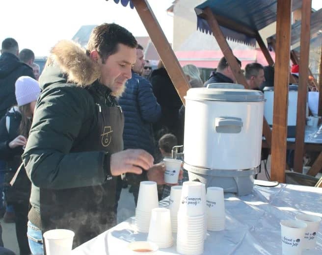 Nova godina dočekana u podne na Trgu bećarca u Pleternici uz gastro speijalitete, ispijanje šampanjca, puštanje balona dobrih želja i razigrano kolo