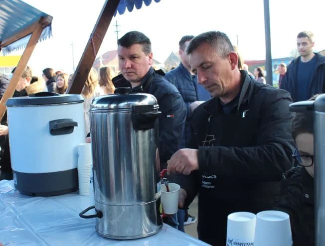 Nova godina dočekana u podne na Trgu bećarca u Pleternici uz gastro speijalitete, ispijanje šampanjca, puštanje balona dobrih želja i razigrano kolo