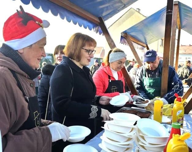 Nova godina dočekana u podne na Trgu bećarca u Pleternici uz gastro speijalitete, ispijanje šampanjca, puštanje balona dobrih želja i razigrano kolo