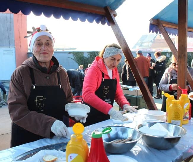 Nova godina dočekana u podne na Trgu bećarca u Pleternici uz gastro speijalitete, ispijanje šampanjca, puštanje balona dobrih želja i razigrano kolo