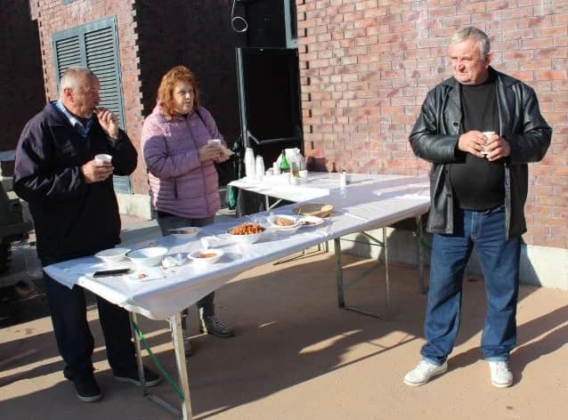 Nova godina dočekana u podne na Trgu bećarca u Pleternici uz gastro speijalitete, ispijanje šampanjca, puštanje balona dobrih želja i razigrano kolo