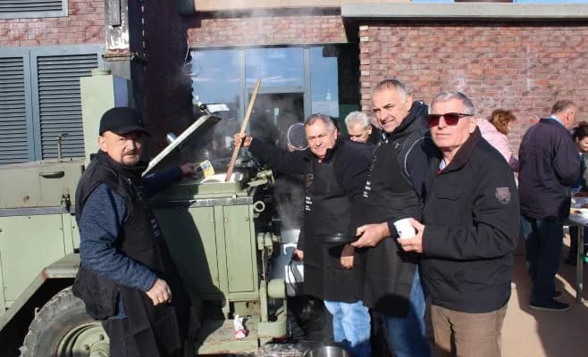 Nova godina dočekana u podne na Trgu bećarca u Pleternici uz gastro speijalitete, ispijanje šampanjca, puštanje balona dobrih želja i razigrano kolo