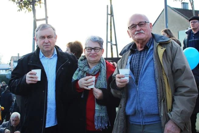 Nova godina dočekana u podne na Trgu bećarca u Pleternici uz gastro speijalitete, ispijanje šampanjca, puštanje balona dobrih želja i razigrano kolo