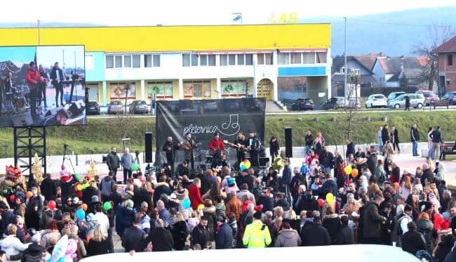 Nova godina dočekana u podne na Trgu bećarca u Pleternici uz gastro speijalitete, ispijanje šampanjca, puštanje balona dobrih želja i razigrano kolo