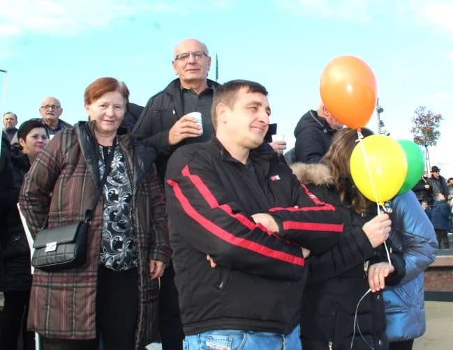 Nova godina dočekana u podne na Trgu bećarca u Pleternici uz gastro speijalitete, ispijanje šampanjca, puštanje balona dobrih želja i razigrano kolo
